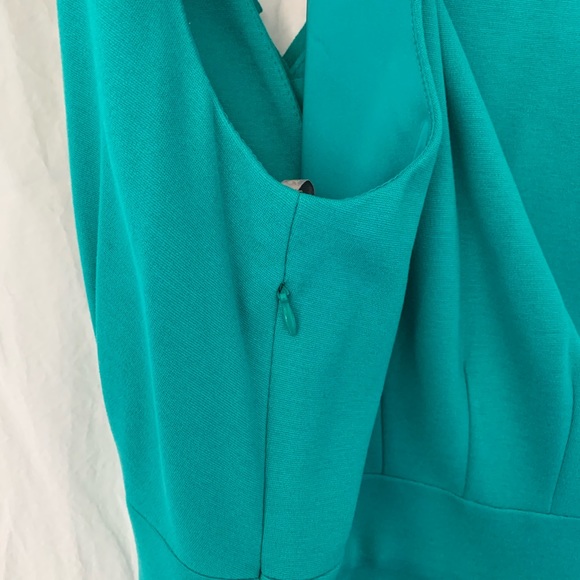 EUC Taylor Ruffle V-Neck Sleeveless Sheath Dress - Picture 7 of 9